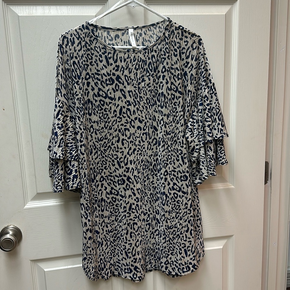 Emerald Boutique Navy/Champagne Cheetah print Crinkle Top 1X